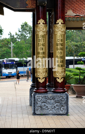 In legno intagliato pilastri delle tre porte di Temple Gate del Ben Duoc Monumento ai martiri della guerra. Cu Chi, Vietnam Foto Stock