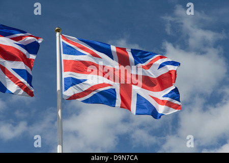 Union Jack Flag battenti sul pennone. Bandiera britannica Foto Stock