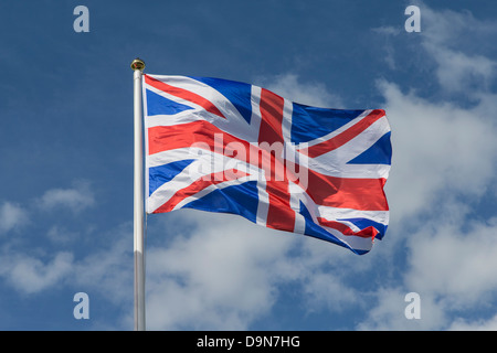 Union Jack Flag sul pennone soffiando nel vento Foto Stock