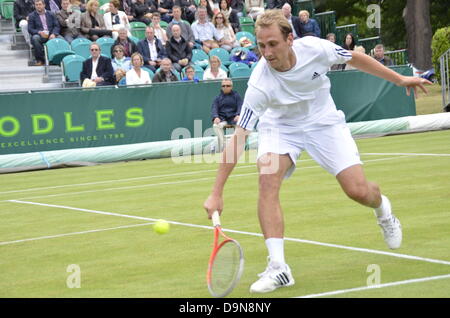 Slough, Berkshire, Inghilterra. Il 22 giugno 2013. La sfida Boodles torneo di tennis. Zeballos versus Thiemo de Bakker. Foto Stock