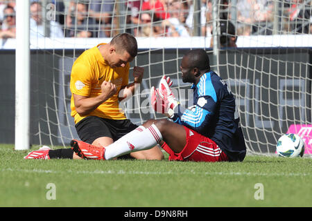 I giocatori di calcio Lukas Podolski (L) e Gerald Asamoah qui come il portiere sono illustrati durante il beneficio partita di calcio tra la squadra Manuel Neuer & Amici e Nowitzki Allstars a Würzburg, Germania, 23 giugno 2013. I proventi di andare anche al progetto "Calcio incontra la cultura' della campagna internazionale LitCam. Foto: DANIEL KARMANN Foto Stock