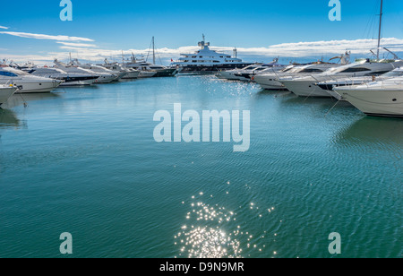 Porto turistico di Puerto Banus Marbella Costa Del Sol Andalusia Spagna Foto Stock