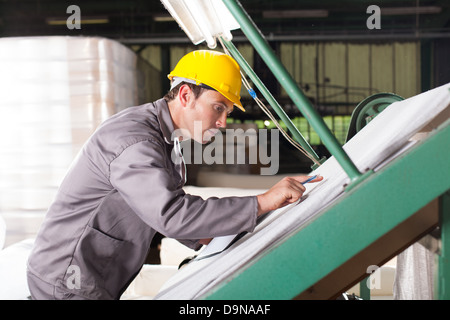 Qualità tessile Controllore tessuti di controllo sulla tavola di QC Foto Stock