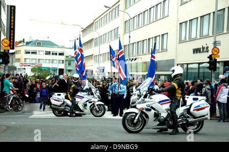 In Islanda della Giornata Nazionale motociclisti di polizia il controllo del traffico per consentire una parata Scout a marzo in Reykjavik e il centro della città Foto Stock