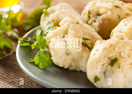 In casa Matzo sfera gnocchi con prezzemolo per Pasqua Foto Stock