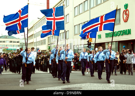 In Islanda della Giornata nazionale di un gruppo di Scout, maschio e femmina, marche nel centro di Reykjavik, tenendo le bandiere nazionali Foto Stock