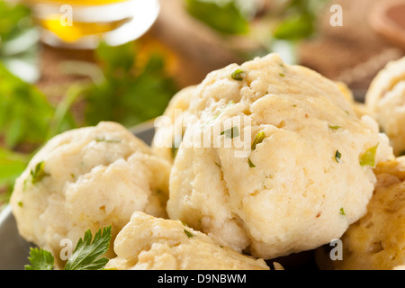 In casa Matzo sfera gnocchi con prezzemolo per Pasqua Foto Stock