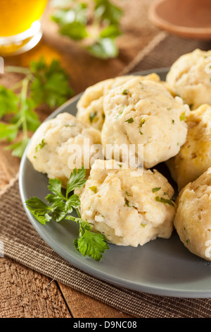 In casa Matzo sfera gnocchi con prezzemolo per Pasqua Foto Stock