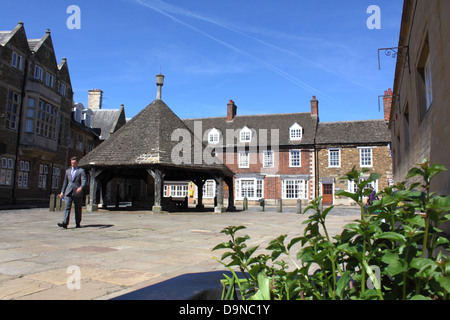 La Buttercross ed edifici storici nel luogo di mercato, Oakham, Rutland, Inghilterra Foto Stock