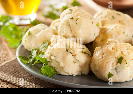 In casa Matzo sfera gnocchi con prezzemolo per Pasqua Foto Stock