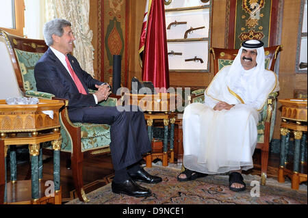 Il Segretario di Stato americano John Kerry incontra Qatar Amir Hamad bin Khalifa al Thani Giugno 23, 2013 a Doha, in Qatar. Foto Stock