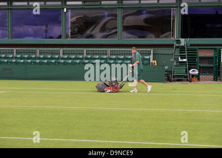 Londra, Regno Unito. Il 23 giugno, 2013. Il torneo di Wimbledon Tennis Championships 2013 tenutosi presso il All England Lawn Tennis e Croquet Club di Londra, Inghilterra, Regno Unito. Vista generale (GV). Un uomo motivi mows l'erba del n. 18 Corte in preparazione per l'inizio dei campionati di domani. Credito: Duncan Grove/Alamy Live News Foto Stock