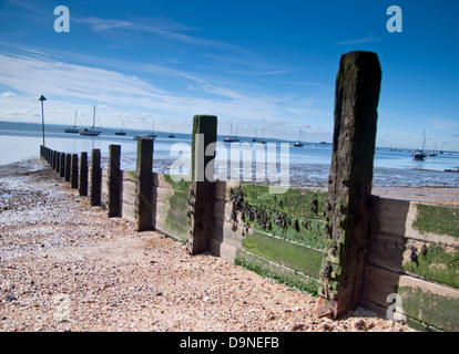 Lungomare viste che mostrano le cabine mare , sabbia, mare e cielo blu Foto Stock