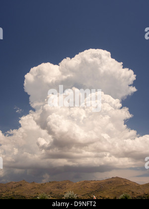 Una cella di tuono accumulo di cumulo nimbus nuvole sopra Lesbo, Grecia. Foto Stock