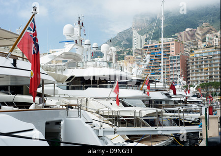 Yacht ormeggiati in porto Ercole in La Condamine quartiere di Monaco, vicino a Monte Carlo. Foto Stock