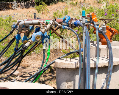 Tubi di irrigazione frowatering agricoltori sui campi di Lesbo, Grecia. Foto Stock