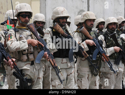 Nazionale Afghano di forza di sicurezza preparare i soldati per ispezione alla fine del loro programma di mentoring Maggio 4, 2013 in Gardez, provincia di Paktia, Afghanistan. Foto Stock