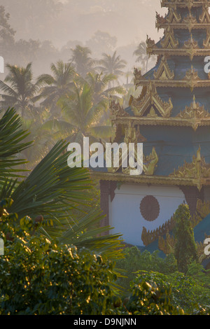 Una torre esterna dell'Schwedagon , la Birmania il tempio sacro nel cuore di Rangoon che sorge fuori della nebbia di mattina. Foto Stock