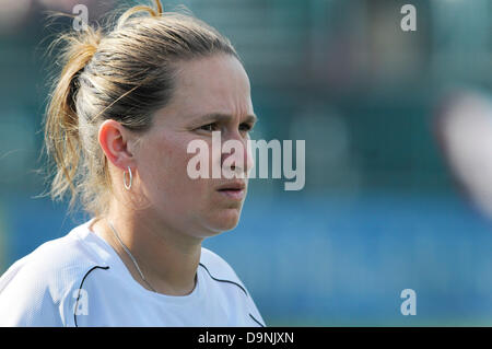 Rochester, NY, STATI UNITI D'AMERICA. Il 23 giugno, 2013. Giugno 23, 2013: Seattle regnare FC heach coach Laura Harvey guarda come il Regno di Seattle FC legato il Western New York Flash 1-1 a Sahlen's Stadium a Rochester, New York. ©csm/Alamy Live News Foto Stock