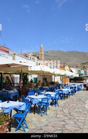 Taverna fronte mare, Porto di Emporio, Halki (Chalki), il Dodecanese, Regione del Sud Egeo, Grecia Foto Stock