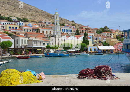 Lungomare, il porto di Emporio, Halki (Chalki), Rodi (Rodi) Regione, del Dodecaneso, Egeo Meridionale Regione, Grecia Foto Stock