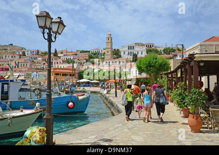 Lungomare, il porto di Emporio, Halki (Chalki), Rodi (Rodi) Regione, Dodecaneso, Egeo Meridionale Regione, Grecia Foto Stock