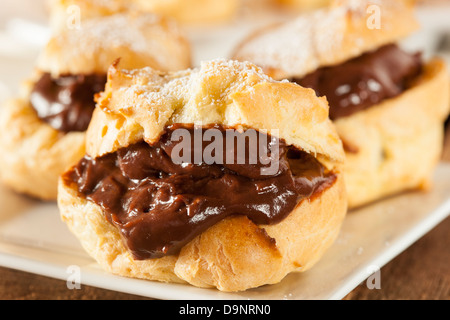 Cioccolato artigianale Bignè contro uno sfondo Foto Stock