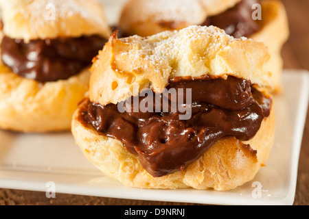 Cioccolato artigianale Bignè contro uno sfondo Foto Stock