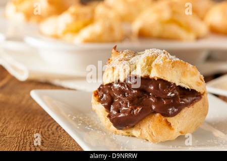 Cioccolato artigianale Bignè contro uno sfondo Foto Stock