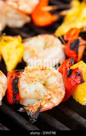 In casa gamberi shish kebab con i peperoni su una griglia Foto Stock