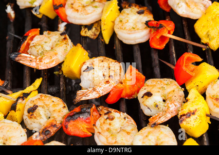 In casa gamberi shish kebab con i peperoni su una griglia Foto Stock