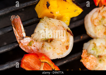 In casa gamberi shish kebab con i peperoni su una griglia Foto Stock