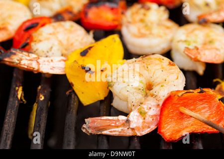 In casa gamberi shish kebab con i peperoni su una griglia Foto Stock