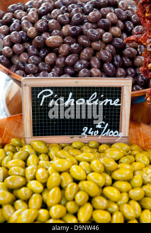 Stand con vendita di Picholine olive a Annecy città vecchia mercato, Alta Savoia, Francia Foto Stock