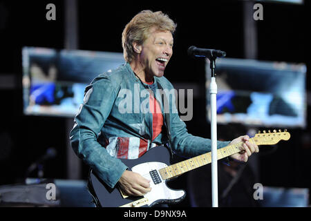 Colonia, Germania, 22 giugno 2013. Noi cantante Jon Bon Jovi esegue sul palco durante un Bon Jovi perché possiamo - il Tour 2013 concerto al RheinEnergie Stadium di Colonia, Germania, 22 giugno 2013. Credito: dpa picture alliance/Alamy Live News Foto Stock