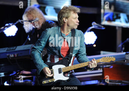 Colonia, Germania, 22 giugno 2013. Noi cantante Jon Bon Jovi esegue sul palco durante un Bon Jovi perché possiamo - il Tour 2013 concerto al RheinEnergie Stadium di Colonia, Germania, 22 giugno 2013. Credito: dpa picture alliance/Alamy Live News Foto Stock