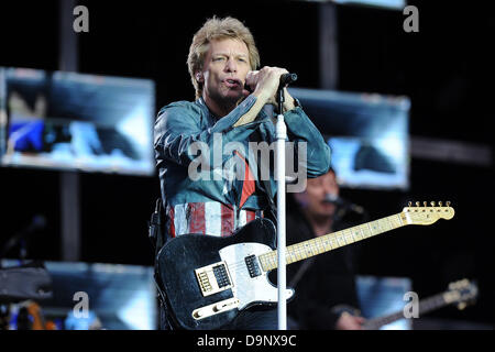 Colonia, Germania, 22 giugno 2013. Noi cantante Jon Bon Jovi esegue sul palco durante un Bon Jovi perché possiamo - il Tour 2013 concerto al RheinEnergie Stadium di Colonia, Germania, 22 giugno 2013. Credito: dpa picture alliance/Alamy Live News Foto Stock