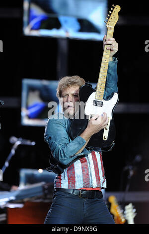 Colonia, Germania, 22 giugno 2013. Noi cantante Jon Bon Jovi esegue sul palco durante un Bon Jovi perché possiamo - il Tour 2013 concerto al RheinEnergie Stadium di Colonia, Germania, 22 giugno 2013. Credito: dpa picture alliance/Alamy Live News Foto Stock