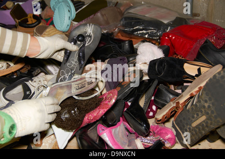 Scarpe vecchie essendo riciclata (& abbinati in coppie) Foto Stock