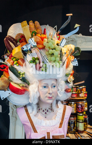 Inghilterra, Londra, Piccadilly, Fortnum e Mason Store Window Display di Mannekin contemplati nei prodotti alimentari Foto Stock