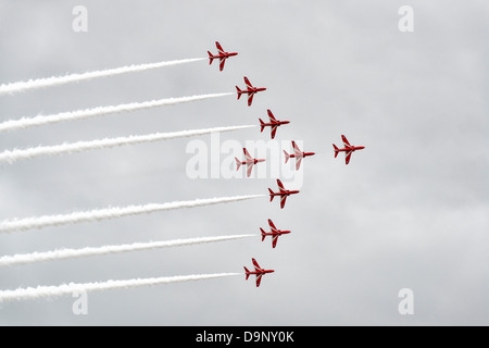 Le frecce rosse in formazione durante il loro eccitante display acrobatico a Weston aria giorno Weston-Super-Mare. Foto Stock