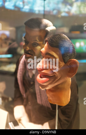 Immagine di sputare burattini di Gary Lineker e Jose Mourinho nel Museo Nazionale del calcio all'Urbis nel centro della città di Manchester, Regno Unito Foto Stock