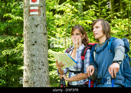 Giovane turista escursionisti controllando la mappa e blaze Foto Stock