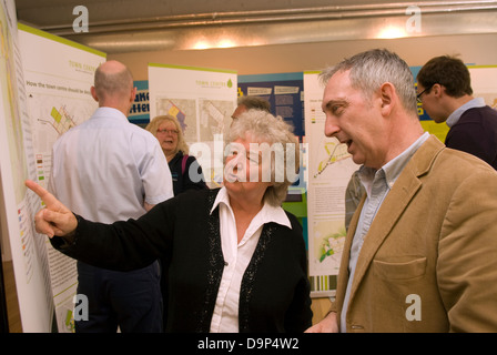 I residenti locali e urbanisti discutendo e che stanno curiosando i piani per una nuova città eco alla stazione di eco, Bordon, hampshire, Regno Unito. Foto Stock