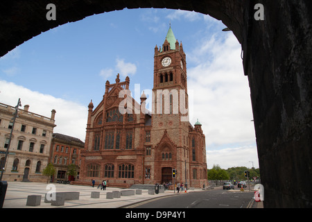 Restaurato recentemente Guildhall Derry Londonderry Irlanda del Nord da Shipquay gate Street Foto Stock