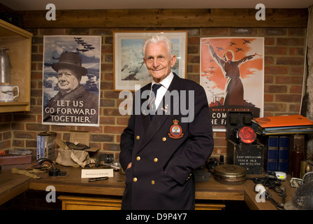 Ex sergente reme (royal elettrico ingegneri meccanici) con la seconda guerra mondiale memorabilia, whitehill, vicino bordon, Hants Foto Stock