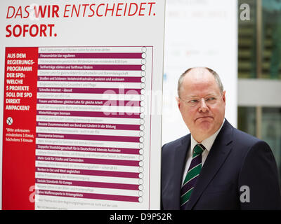 Berlino, Germania, 24 Juni, 2013. Peer Steinbrück, SPD candidato per il Cancelliere e Sigmar GABRIEL, SPD segretario generale, dare una conferenza stampa dove hanno commentato il programma politico del partito CDU per la XVIII elezioni del Bundestag tedesco nel 2013 presso la centrale della SPD a Berlino. Immagine: Peer Steinbrueck (SPD), cancelliere SPD candidato, nella foto accanto a plakcard con la 5 li superiore della SPD nel corso di una conferenza stampa tenutasi a Berlino. Credito: Reynaldo Chaib Paganelli/Alamy Live News Foto Stock