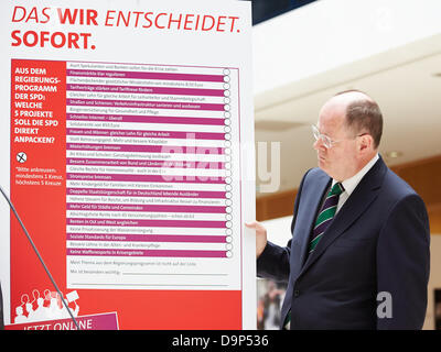 Berlino, Germania, 24 Juni, 2013. Peer Steinbrück, SPD candidato per il Cancelliere e Sigmar GABRIEL, SPD segretario generale, dare una conferenza stampa dove hanno commentato il programma politico del partito CDU per la XVIII elezioni del Bundestag tedesco nel 2013 presso la centrale della SPD a Berlino. Immagine: Peer Steinbrueck (SPD), cancelliere SPD candidato, nella foto accanto a plakcard con la 5 li superiore della SPD nel corso di una conferenza stampa tenutasi a Berlino. Credito: Reynaldo Chaib Paganelli/Alamy Live News Foto Stock