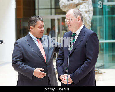 Berlino, Germania, 24 Juni, 2013. Peer Steinbrück, SPD candidato per il Cancelliere e Sigmar GABRIEL, SPD segretario generale, dare una conferenza stampa dove hanno commentato il programma politico del partito CDU per la XVIII elezioni del Bundestag tedesco nel 2013 presso la centrale della SPD a Berlino. Immagine: insieme: Sigmar GABRIEL (SPD), SPD presidente e Peer Steinbrueck (SPD), cancelliere SPD candidato, durante la conferenza stampa a Berlino. Credito: Reynaldo Chaib Paganelli/Alamy Live News Foto Stock