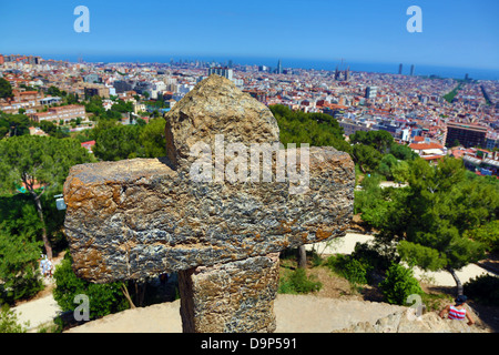 Vista generale dello skyline della città e una croce da Parc Guell Park a Barcellona, Spagna Foto Stock